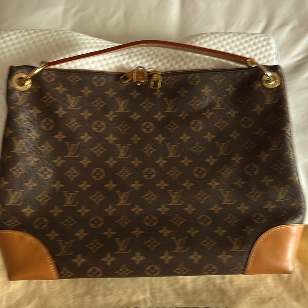 Louis Vuitton Authentic Berri MM Monogram Hobo in very good/pre-loved condition.